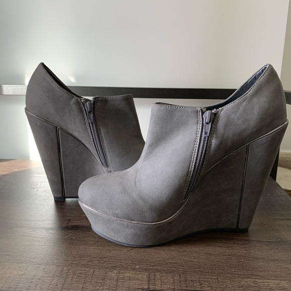Shoe Dazzle Grey Ankle Booties with Wedge Heel - Picture 6 of 7
